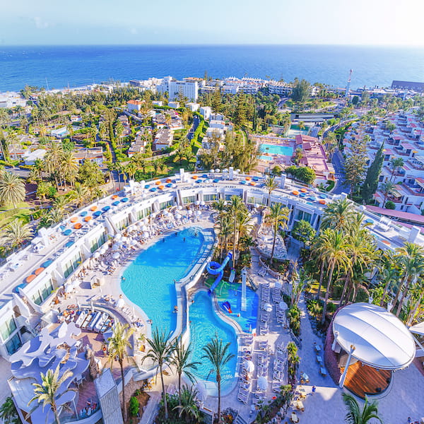 Gloria Palace San Agustín met de zwembaden en de oceaan op de achtergrond